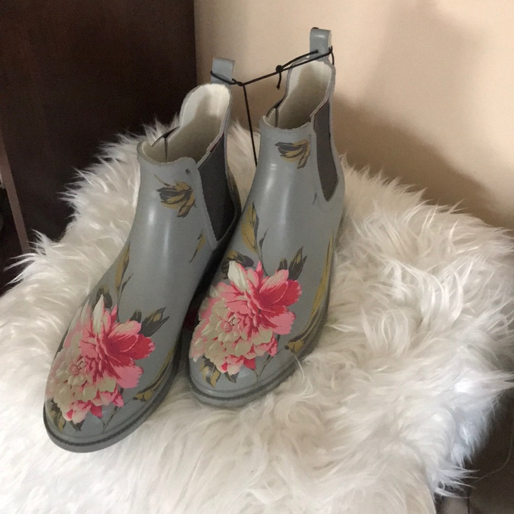 NWT Middleton gray w/ flowers ankle rain boots